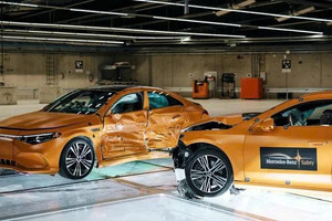 Mercedes cho xe xăng đâm ngang xe điện để thử nghiệm an toàn
