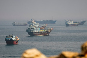 Liên tiếp 7 tàu trúng hỏa lực và thủy lôi trên eo biển Hormuz, Iran cảnh báo Mỹ