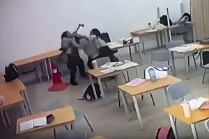 Bắt giữ nam sinh 16 tuổi dùng rìu tấn công cô giáo ngay tại lớp học