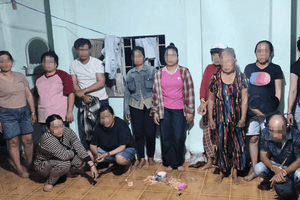 Kiểm tra đột xuất nhà bà H. sinh năm 1952 ở xã Tân Thành lúc 23h30, công an tịch thu hơn 24 triệu tiền mặt cùng 1 chiếc chiếu cói
