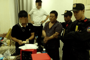 Kiểm tra hành chính 4 căn biệt thự, công an tịch thu lượng lớn tiền mặt, máy tính, điện thoại của nhóm đối tượng người nước ngoài