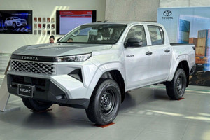 Video quảng cáo Toyota Hilux ‘nhắm thẳng’ xe bay của Tesla vừa ra mắt