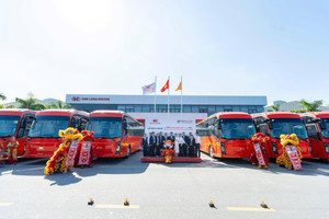 Lần đầu tiên 100 xe bus giường nằm điện chạy liên tỉnh xuất hiện: Mẫu xe thuần Việt của Kim Long Motor có gì đặc biệt?