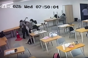 Bắt nam sinh 16 tuổi sau vụ dùng rìu tấn công cô giáo ngay trong lớp học tại Malaysia