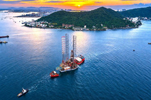 'Cỗ máy' có thể khoan sâu 10.700m của PV Drilling (PVD) được kéo thành công về Việt Nam sau hải trình 11.600km