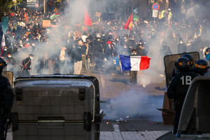 Biểu tình lan khắp châu Âu, Paris 'như bị phong tỏa'
