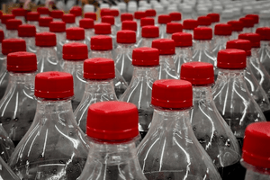 Coca-Cola, Nestlé sửa nhãn chai ‘100% nhựa tái chế’ sau cảnh báo gây hiểu lầm