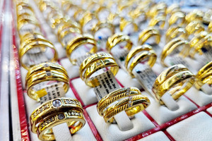 Giá vàng hôm nay (26/10): Tiếp tục suy yếu, chuyên gia và nhà đầu tư bất đồng dự báo