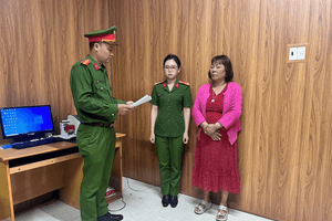 Bắt khẩn cấp Nguyễn Thị Hồng ngay trên đường về thăm gia đình