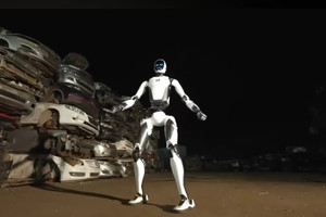 Robot hình người nâng ô tô giải cứu người mắc kẹt, tước dao của kẻ tấn công