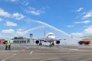 Máy bay Vietjet của tỷ phú Nguyễn Thị Phương Thảo được chào đón bằng nghi thức đặc biệt tại sân bay Đài Loan