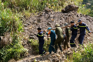 Huy động 106 cán bộ, chiến sĩ đánh sập 6 cửa hầm lò, cửa thông gió tại khu vực mỏ vàng Sa Phìn