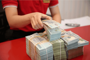 Một ngân hàng đưa lãi suất gửi tiết kiệm về gần 0%/năm
