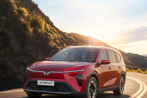 VinFast VF MPV 7 miễn phí sạc tới năm 2029, đặt lịch bảo dưỡng ngay trên điện thoại