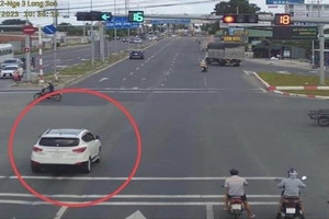 Gặp đèn đỏ nhưng không có vạch dừng, tài xế phải thực hiện ra sao để tránh bị phạt lên tới 20 triệu đồng và trừ 4 điểm GPLX?