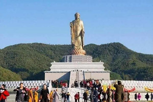 Tượng Phật mạ vàng cao ngang 1/2 tòa Landmark 81, được làm từ 108kg vàng, khoảng 3.300 tấn đồng và 15.000 tấn thép