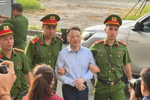 Luật sư lý giải việc Shark Bình mặc trang phục khác biệt và có biểu cảm tươi cười tại phiên sơ thẩm