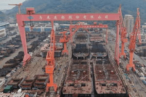 Trung Quốc đóng tàu khổng lồ dài 144m, trang bị cần cẩu nặng 400 tấn