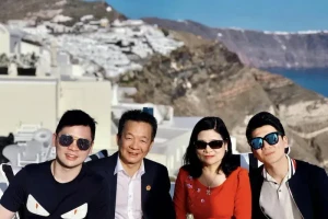 Gia đình doanh nhân có 2 con trai tốt nghiệp thạc sĩ tại Anh: Anh cả là Phó Chủ tịch ngân hàng, em trai 30 tuổi đứng đầu hãng hàng không, vừa ký thỏa thuận mua 50 máy bay