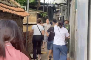 Phụ huynh 4h sáng túc trực nhà kho công ty thực phẩm, nghi dùng thịt trâu nhập khẩu từ Ấn Độ và thịt gà đông lạnh để nấu cơm bán trú cho trẻ