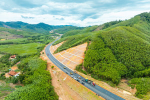 Trực tiếp kiểm tra tuyến cao tốc kết nối rừng - biển đầu tiên của Việt Nam, Chủ tịch Đèo Cả ra chỉ đạo nóng