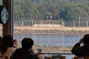 Dân Hàn Quốc rủ nhau đến quán cà phê sát biên giới xem pháo tự hành của Triều Tiên