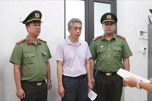 Bắt tạm giam Chủ tịch HĐQT, Giám đốc, Kế toán trưởng một công ty ngói cao cấp