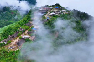 Bản làng 'cô độc' trên đỉnh núi 1.300m ở Tây Bắc: Được ví như sân bay dã chiến, quanh năm mây trắng bao phủ, đẹp tựa chốn bồng lai