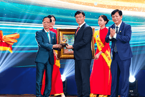 Đại gia Vũ Văn Tiền mang 30 tỷ đồng, ô tô điện, chim mạ vàng… về tặng trường cũ