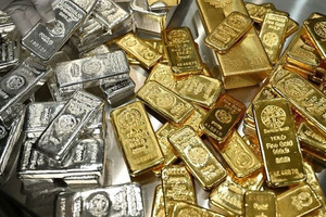 Giá vàng thế giới 'lao dốc' mạnh nhất 1 năm qua