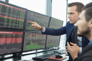 Khối ngoại bán ròng kỷ lục tháng 10: Xả 100 triệu cổ phiếu PNJ, 131 triệu cổ phiếu một ngân hàng