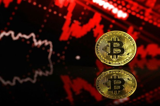 Bitcoin lao dốc kéo theo khối lượng giao dịch tiền ảo giảm đến 60%