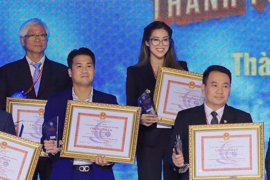 Phillip Nguyễn và Tiên Nguyễn nhận giải thưởng Doanh nhân Thành phố Hồ Chí Minh tiêu biểu