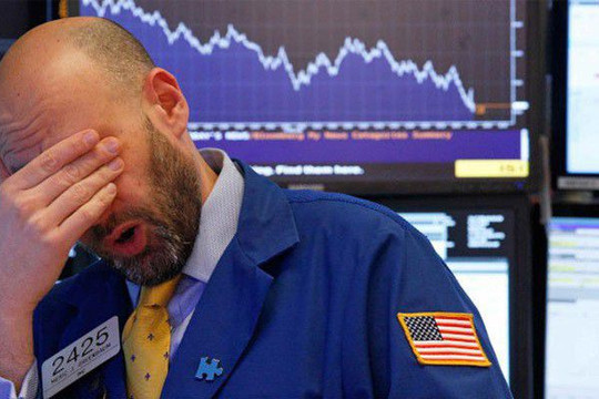 Sắc đỏ trở lại Phố Wall, Dow Jones giảm hơn 200 điểm