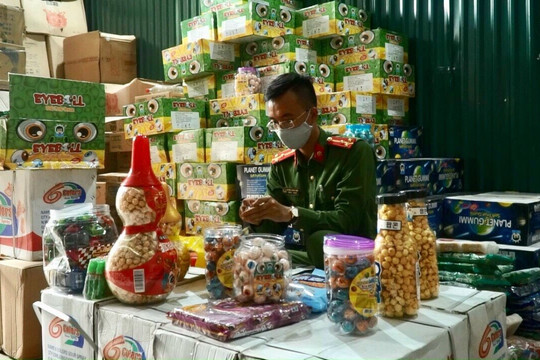 Thị trường bày bán tràn lan bánh kẹo "pha ke" cận Tết