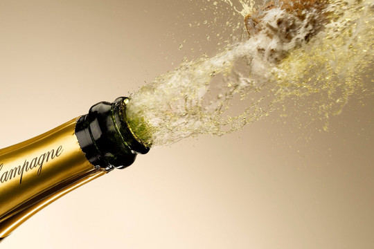 Rượu champagne tăng doanh số kỷ lục