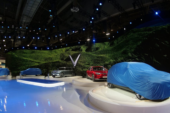 VinFast ra mắt xe mới, tuyên bố ngừng sản xuất xe xăng