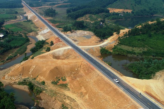 Đề xuất nâng cấp tuyến Hòa Lạc - Hòa Bình thành cao tốc 6 làn xe