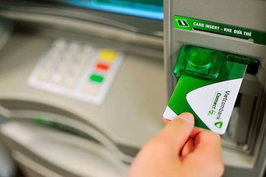 Vietcombank giải thích lý do cây ATM nhả nhiều tiền mệnh giá nhỏ