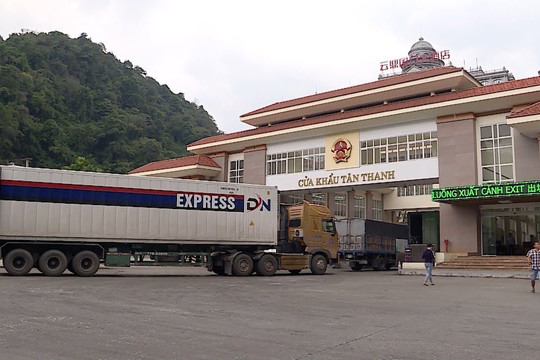 Lạng Sơn tăng cường "giải phóng" xe chở hoa quả tươi trước Tết 2022