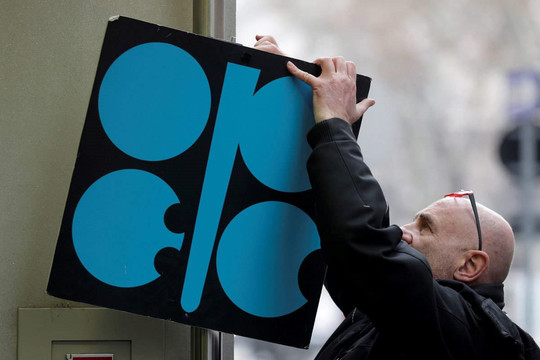 Vừa tuyên bố tăng sản lượng dầu, OPEC+ đứng trước nguy cơ tan rã