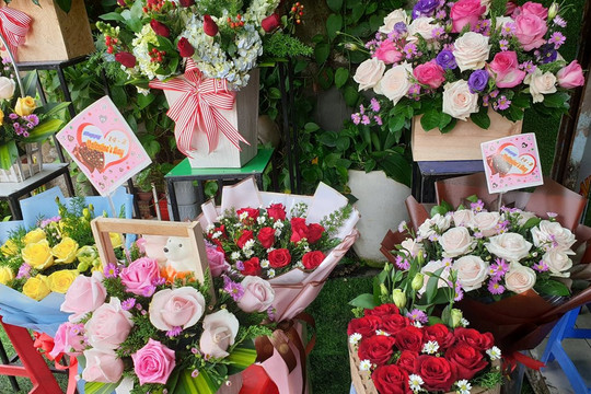Hoa tươi và quà tặng ngày Valentine "đội giá"