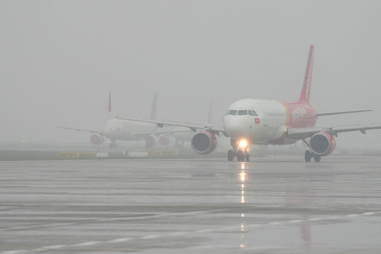 Hàng chục chuyến bay không thể hạ cánh vì sương mù dày đặc