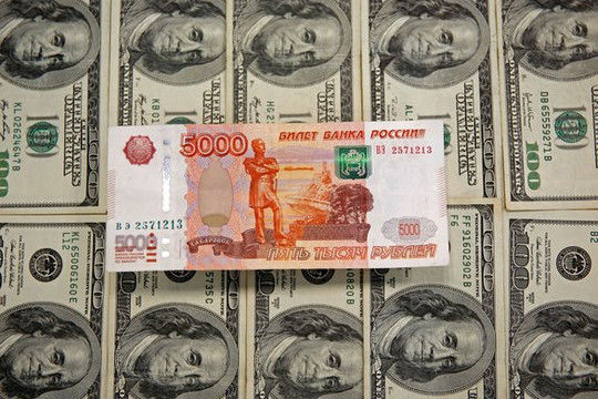 Đồng rúp Nga liên tục "rớt giá", kinh tế ngấm đòn từ các lệnh trừng phạt