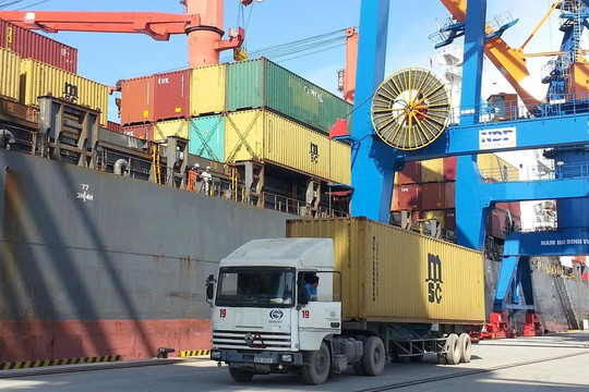Cước vận tải container tăng đến 30%, doanh nghiệp như "ngồi trên đống lửa"