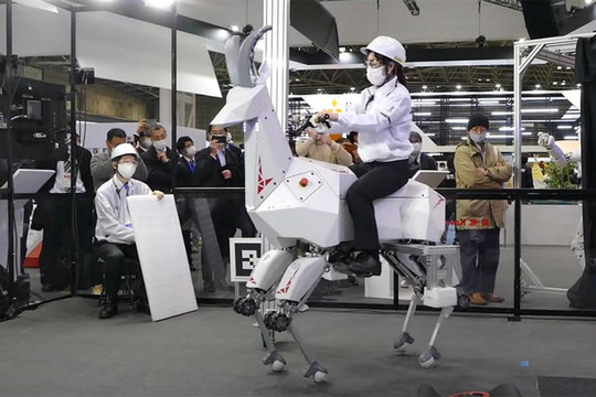 Kawasaki bất ngờ cho ra mắt robot Dê có thể ngồi và cưỡi