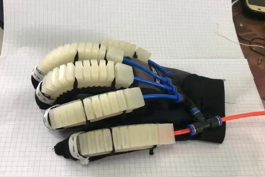 Sinh viên làm găng tay robot hỗ trợ người đột quỵ