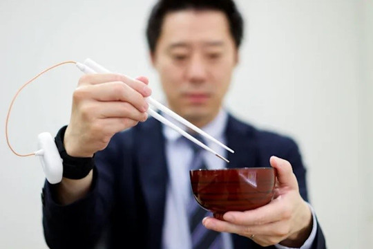 Nghiên cứu ở Nhật Bản phát hiện đũa điện giúp thức ăn có vị mặn hơn