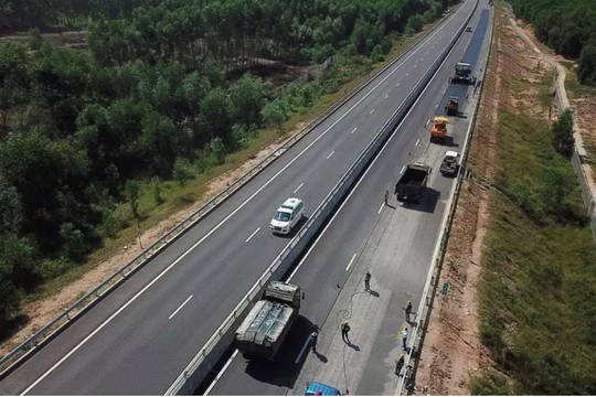 Cao tốc Đà Nẵng - Quảng Ngãi mới đưa vào sử dụng đã hư hỏng, nhà thầu chưa chịu sửa?