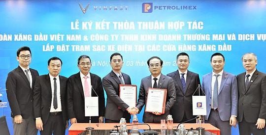 Petrolimex bắt tay Vinfast lắp đặt trạm sạc xe điện tại cửa hàng xăng dầu